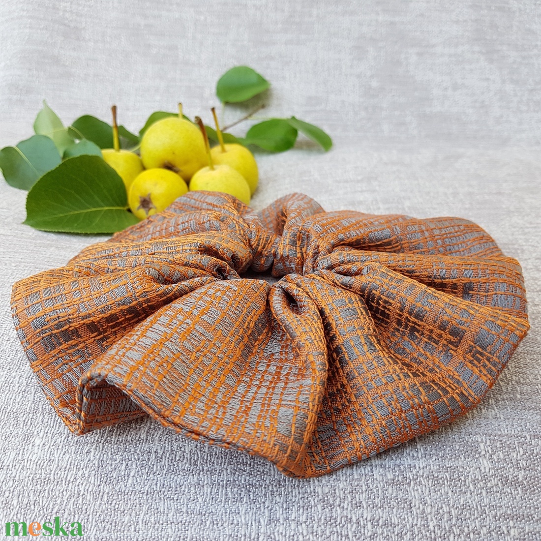 Textil hajgumi, scrunchie - óriás - narancs/ezüst - kb. 16-17 cm - ruha & divat - hajdísz & hajcsat - hajgumi - Meska.hu