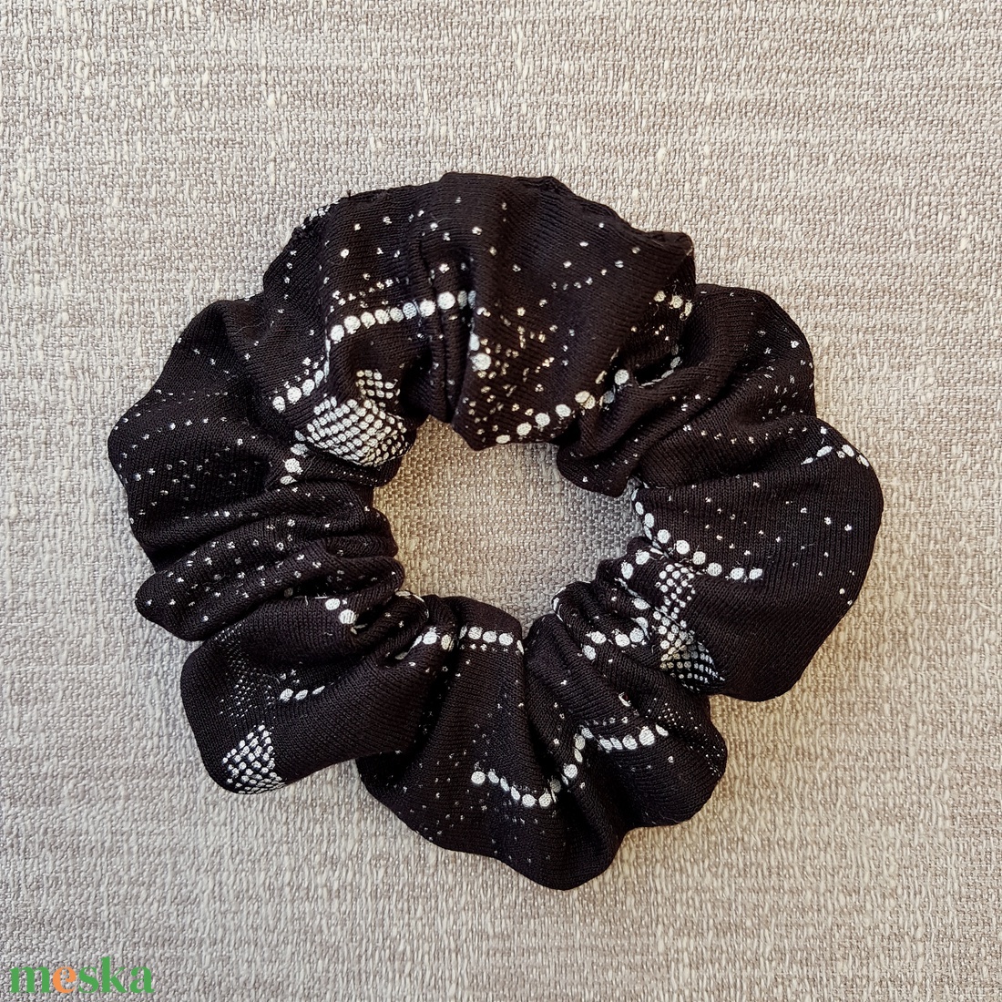 Textil hajgumi, scrunchie - fekete - kb. 8-9 cm - ruha & divat - hajdísz & hajcsat - hajgumi - Meska.hu