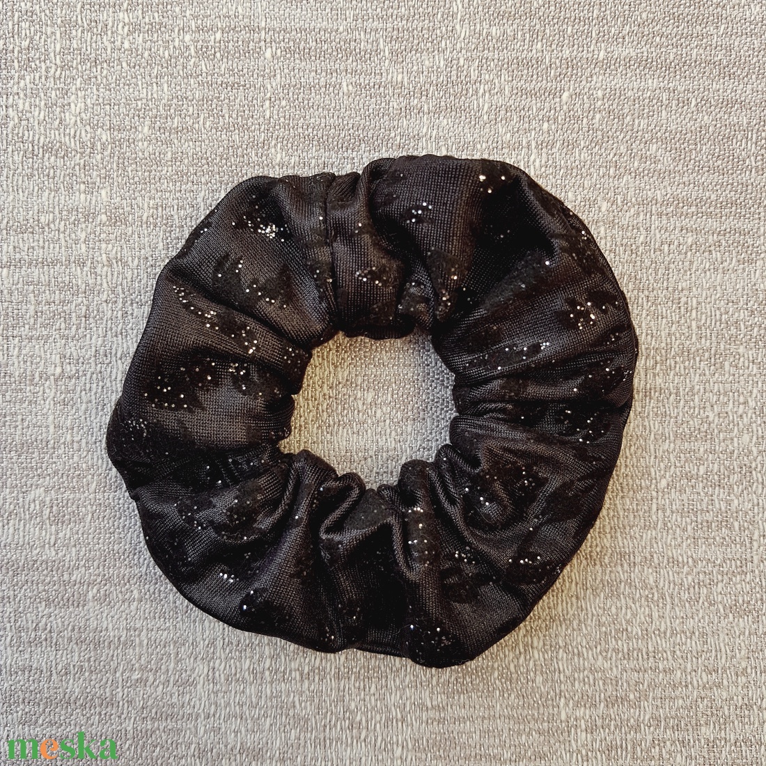 Textil hajgumi, scrunchie - fekete - kb. 8-9 cm - ruha & divat - hajdísz & hajcsat - hajgumi - Meska.hu