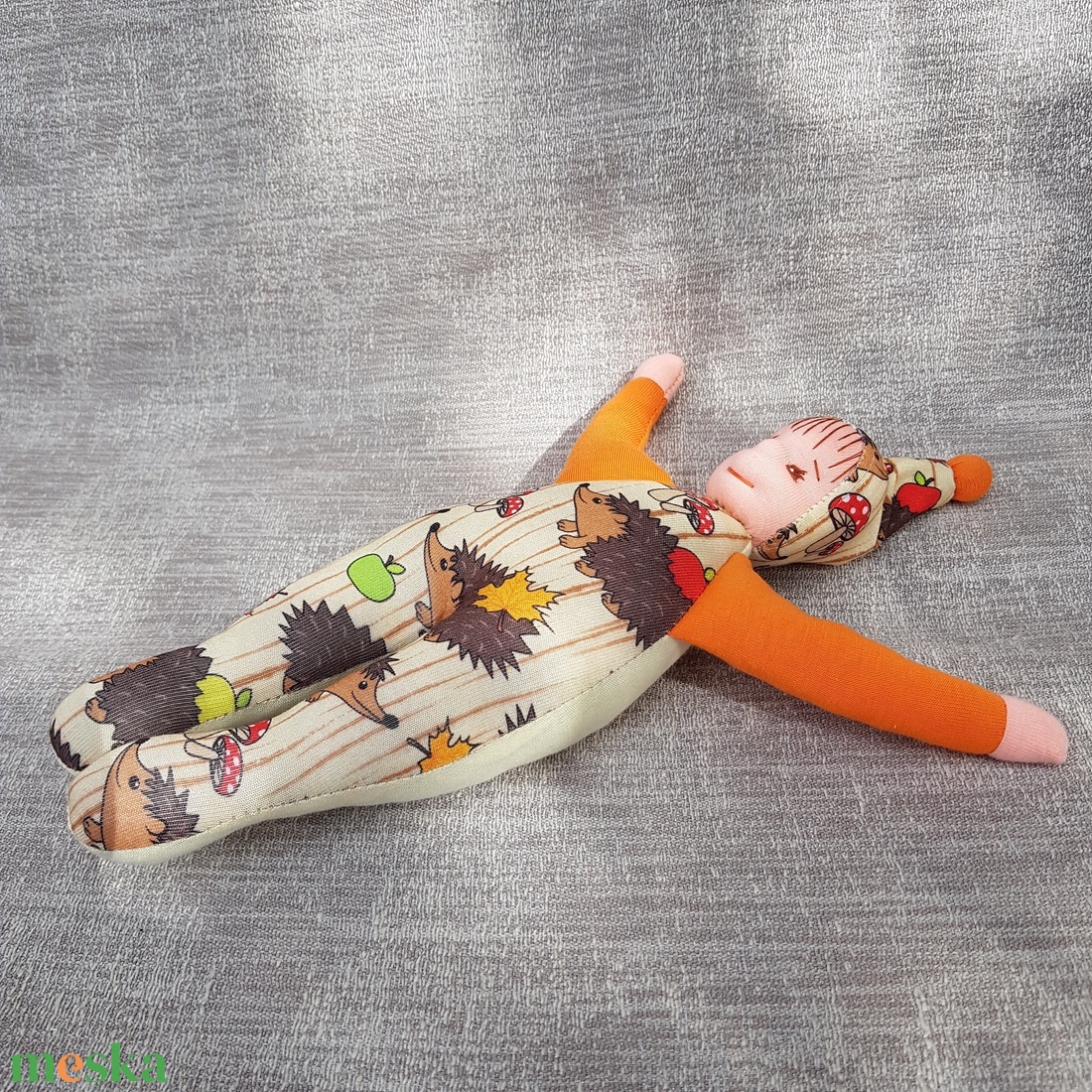 Manócska, sünis narancssárga-beige textilbaba, alvóka, hurcibaba, rongybaba, textil baba - játék & sport - Meska.hu