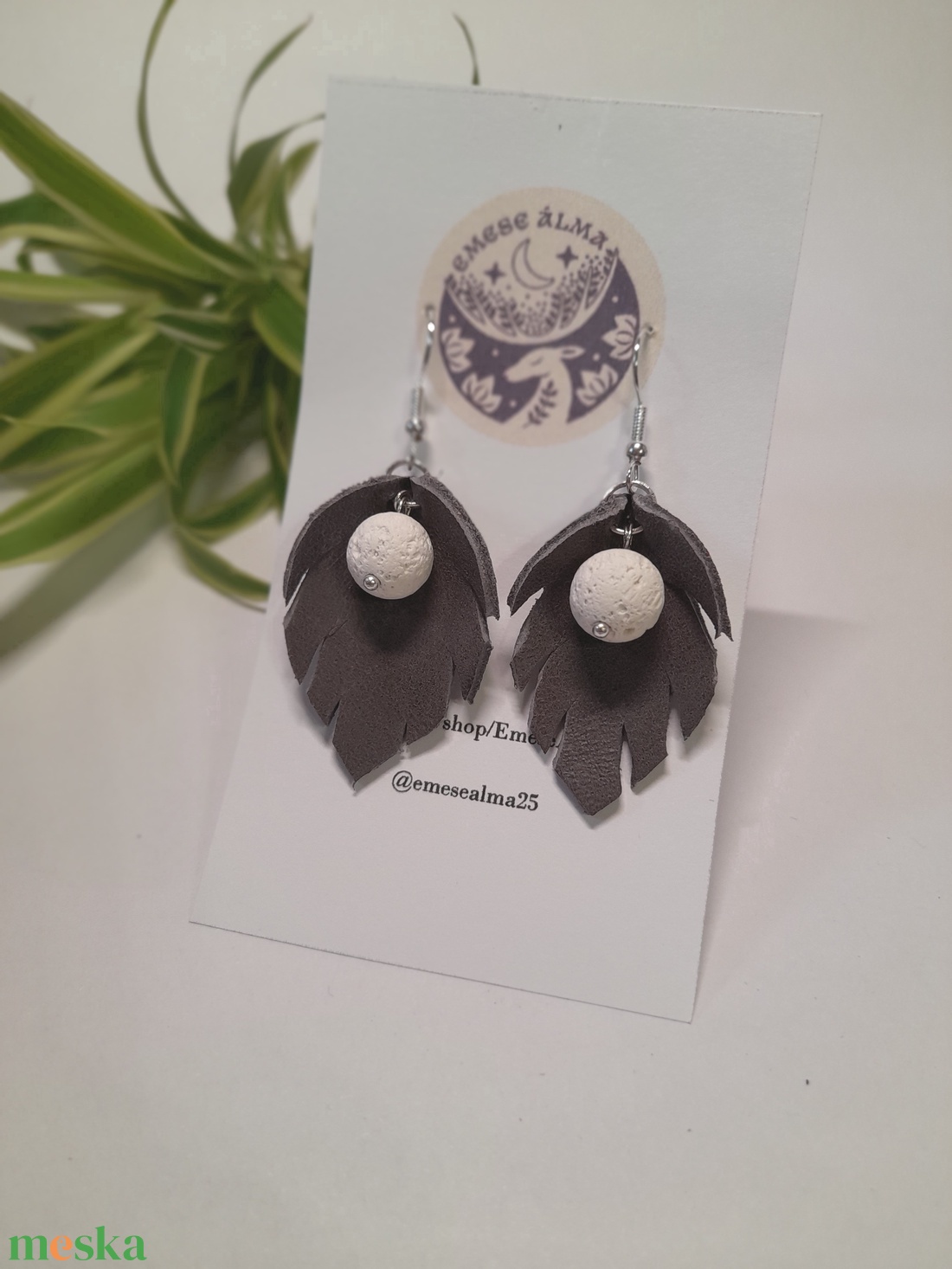 Bőr-lávakő Fülbi - ékszer - fülbevaló - lógó fülbevaló - Meska.hu