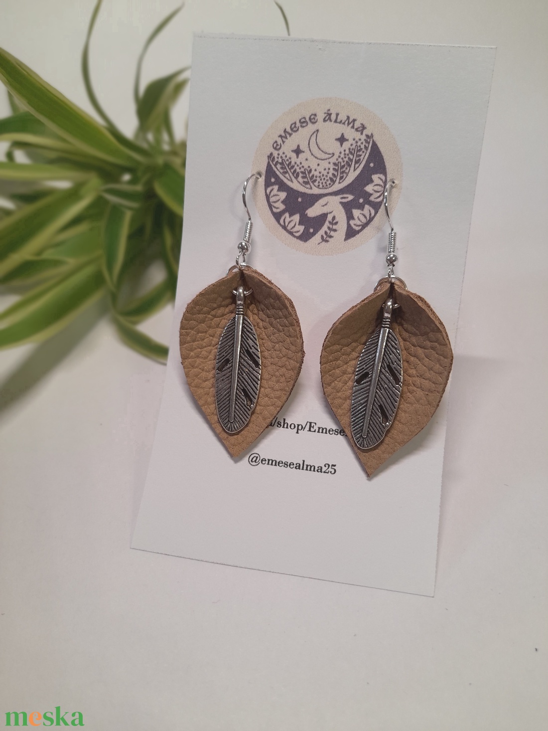 Bőr-toll fülbi - ékszer - fülbevaló - lógó fülbevaló - Meska.hu