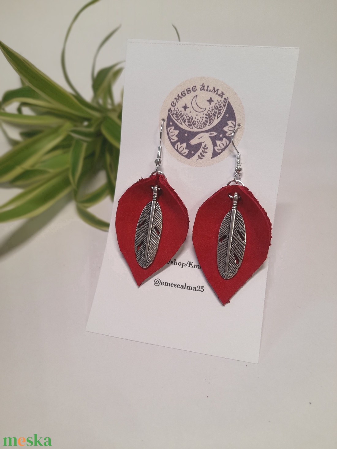 Bőr-toll fülbi - ékszer - fülbevaló - lógó fülbevaló - Meska.hu