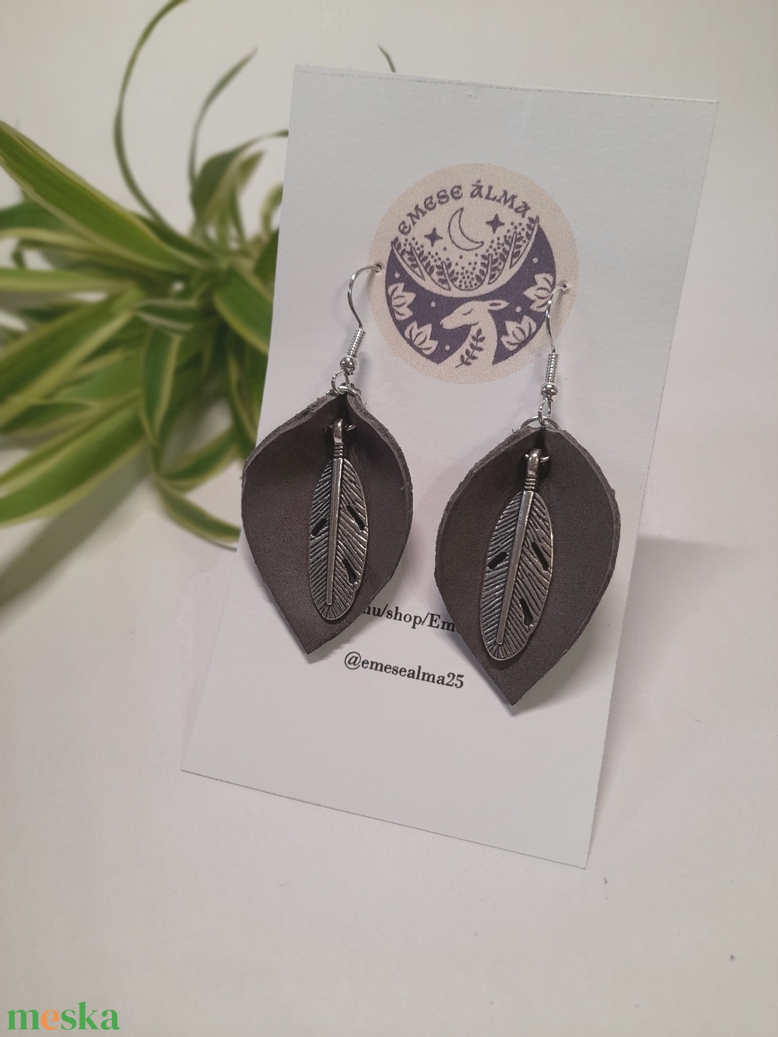 Bőr-toll fülbi - ékszer - fülbevaló - lógó fülbevaló - Meska.hu