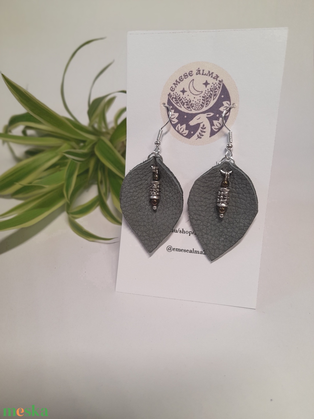 Bőr-gyöngy fülbi - ékszer - fülbevaló - lógó fülbevaló - Meska.hu