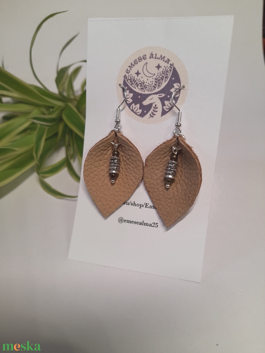 Bőr-gyöngy fülbi - ékszer - fülbevaló - lógó fülbevaló - Meska.hu