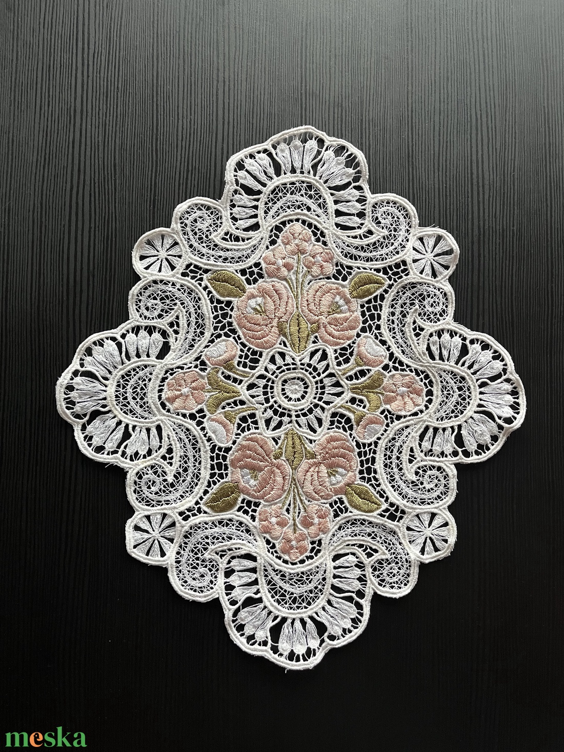 Kalocsai mintás riselt terítő - 33,5 x 29,5 cm - otthon & életmód - lakástextil - abrosz, terítő - díszterítő polcra, komódra - Meska.hu