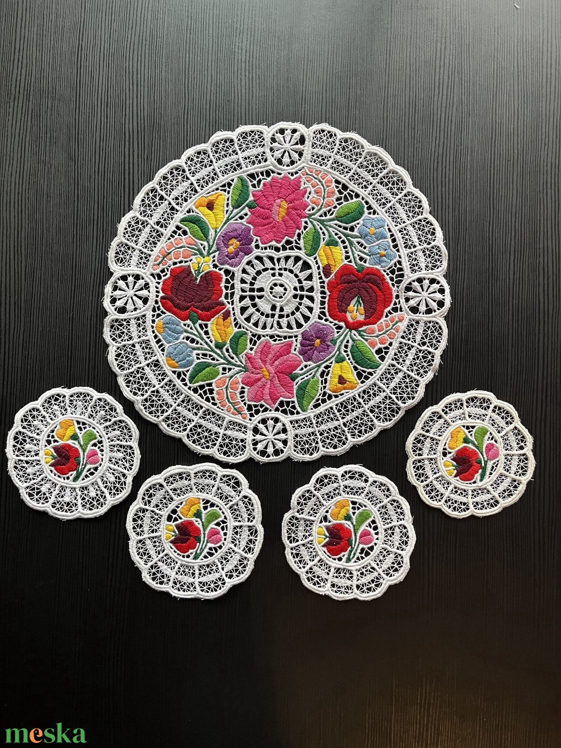 Kalocsai mintás riselt terítők - Szett - 1+4 (1 db - Ø28,5 cm  és 4 db - 11 x 11cm) - otthon & életmód - lakástextil - abrosz, terítő - díszterítő polcra, komódra - Meska.hu