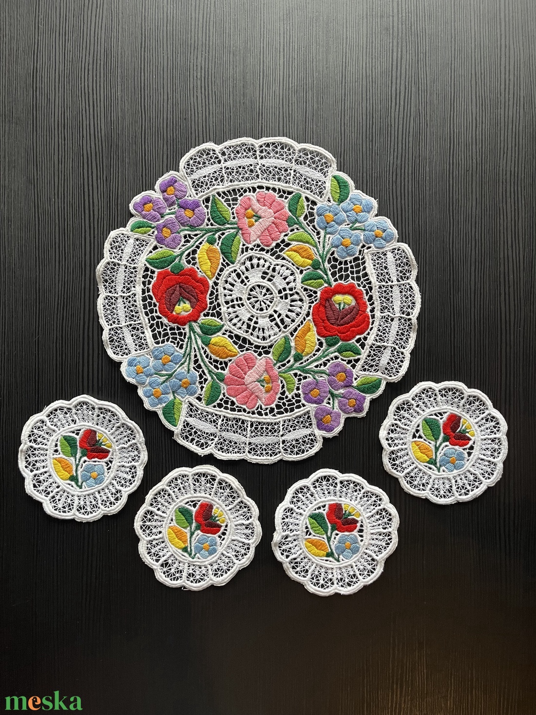 Kalocsai mintás riselt terítők - Szett - 1+4 (1 db - Ø27 cm  és 4 db - 11 x 11cm) - otthon & életmód - lakástextil - abrosz, terítő - díszterítő polcra, komódra - Meska.hu