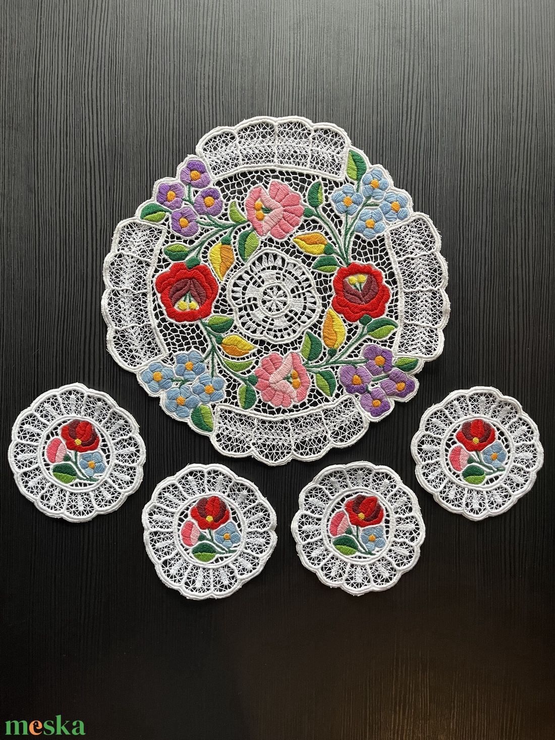 Kalocsai mintás riselt terítők - Szett - 1+4 (1 db - Ø28 cm  és 4 db - 11 x 11cm) - otthon & életmód - lakástextil - abrosz, terítő - díszterítő polcra, komódra - Meska.hu