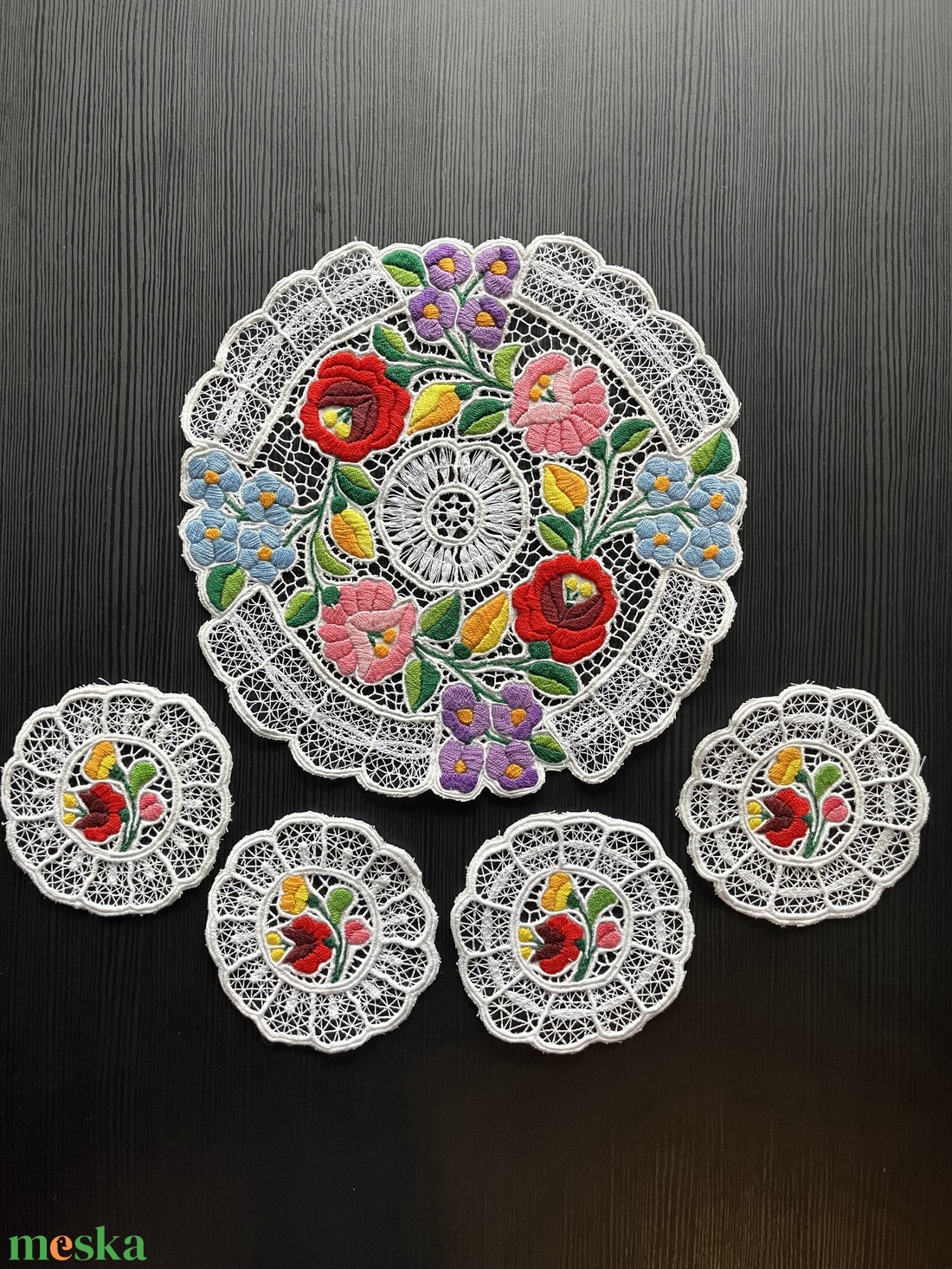 Kalocsai mintás riselt terítők - Szett - 1+4 (1 db - Ø27 cm  és 4 db - 11 x 11cm) - otthon & életmód - lakástextil - abrosz, terítő - díszterítő polcra, komódra - Meska.hu