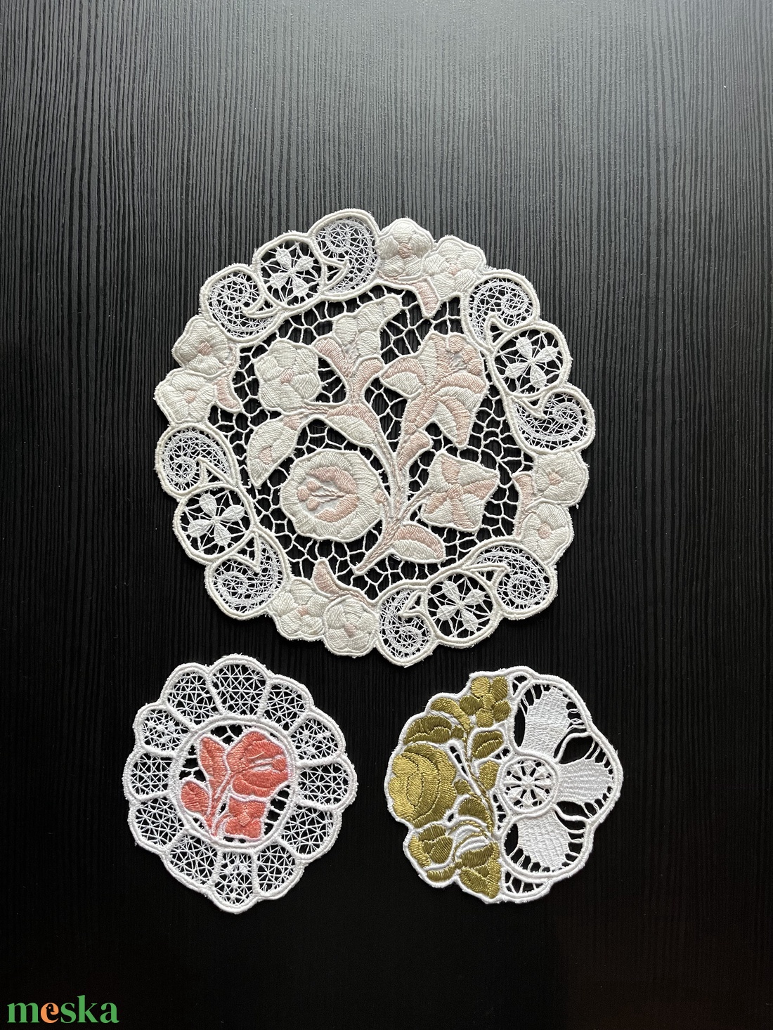 Kalocsai mintás riselt terítők - Szett - 1+2 (1 db - Ø19 cm  és 2 db - 10 x 10cm) - otthon & életmód - lakástextil - abrosz, terítő - díszterítő polcra, komódra - Meska.hu