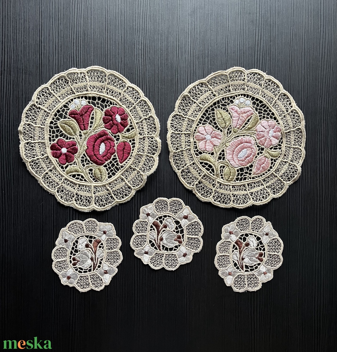 Kalocsai mintás riselt terítők - Szett - 2+3 (2 db - 20x19,5 cm  és 3 db - 10 x 10cm) - otthon & életmód - lakástextil - abrosz, terítő - díszterítő polcra, komódra - Meska.hu