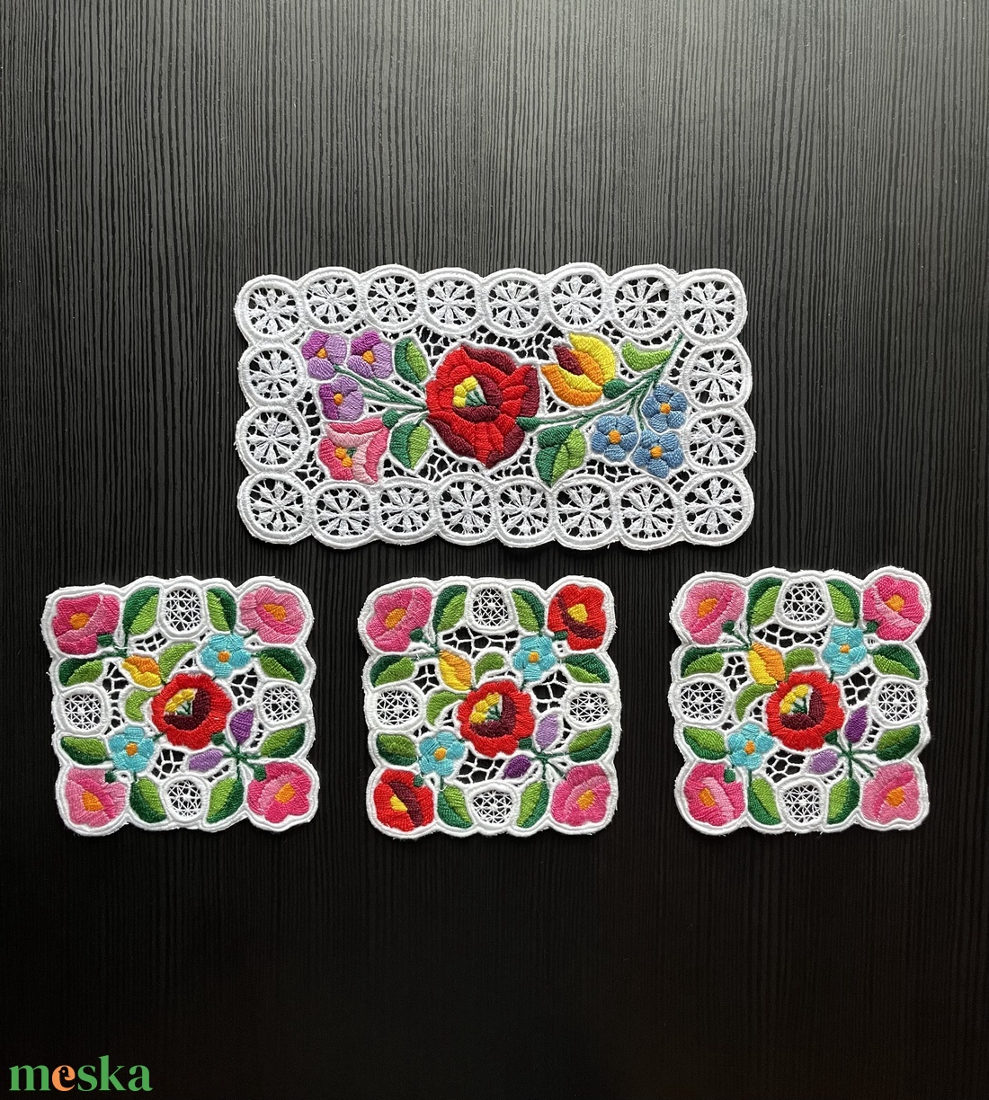 Kalocsai mintás riselt terítők - Szett - 1+3 (1 db - 21,5 x 11,5cm  és 3 db - 11 x 11cm) - otthon & életmód - lakástextil - abrosz, terítő - díszterítő polcra, komódra - Meska.hu