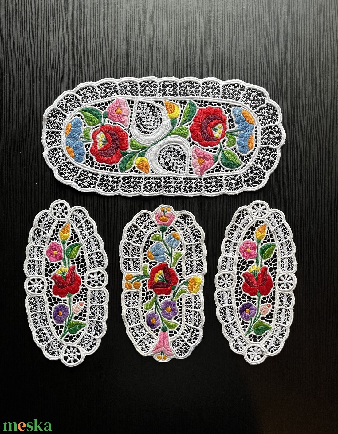 Kalocsai mintás riselt terítők - Szett - 1+3 (1 db - 29 x 14,5cm  és 3 db - 20 x 10cm) - otthon & életmód - lakástextil - abrosz, terítő - díszterítő polcra, komódra - Meska.hu