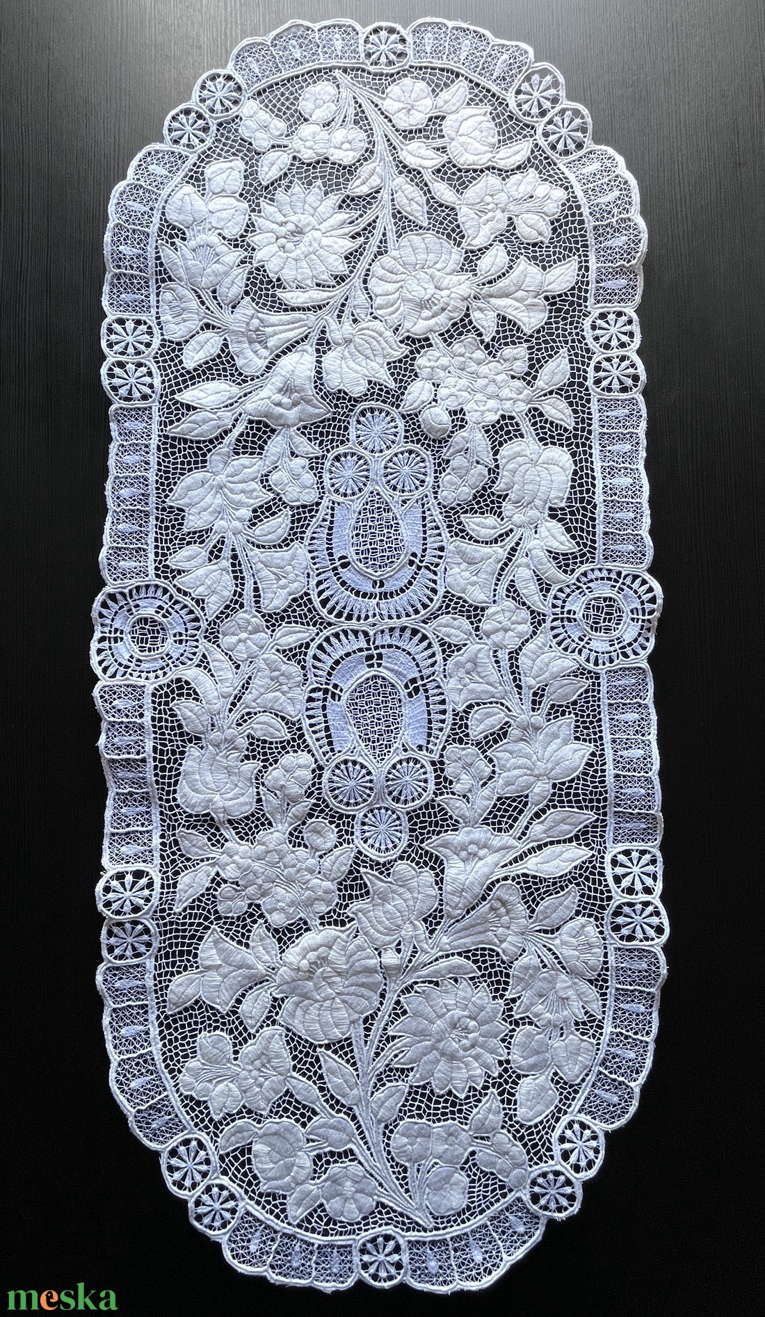 Tiszta fehér színű, nagy méretű kalocsai mintás riselt terítő - 97,5 x 43 cm - otthon & életmód - lakástextil - abrosz, terítő - díszterítő polcra, komódra - Meska.hu