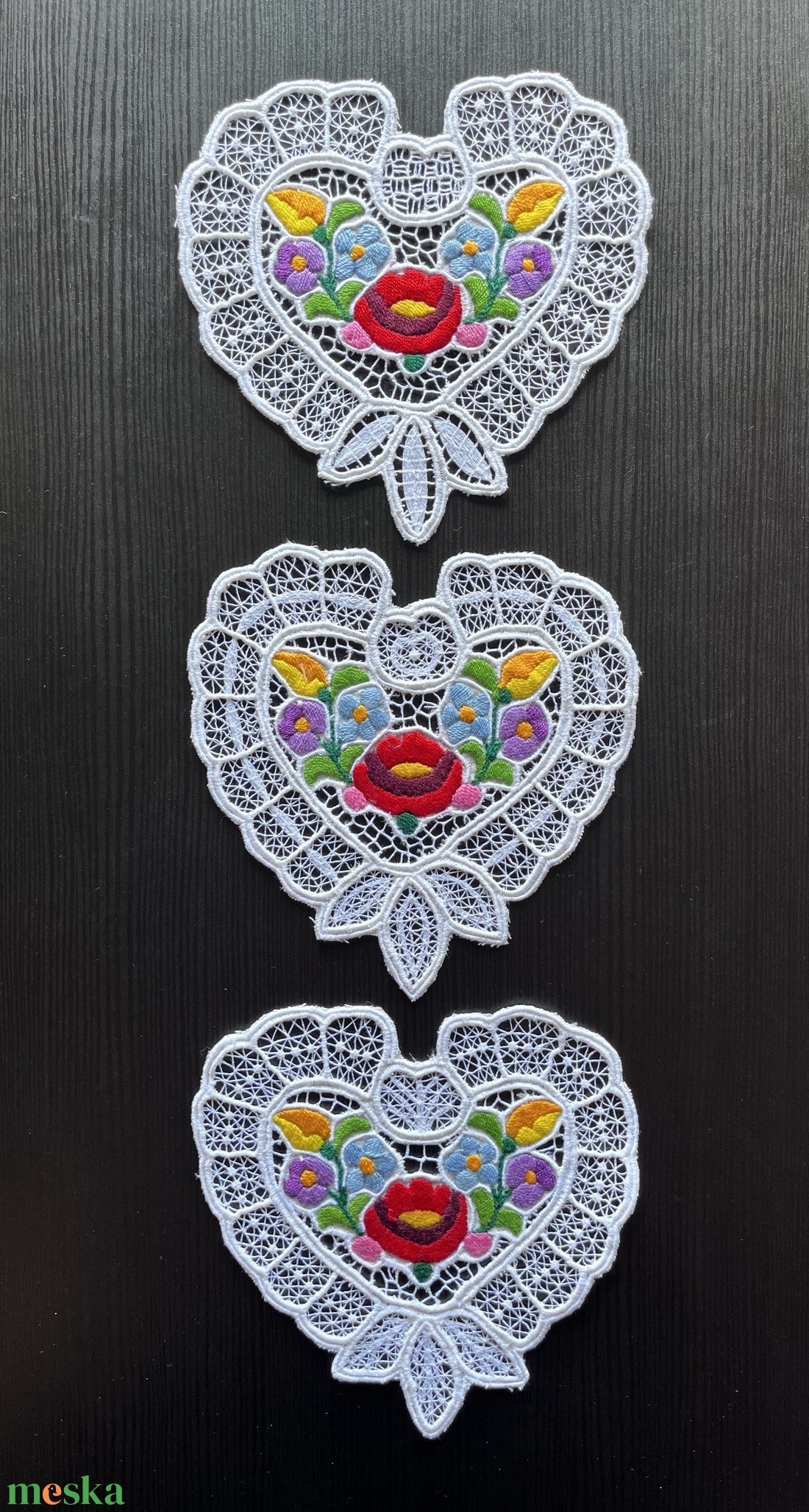 Szív alakú, kalocsai mintás riselt terítők - Szett - 3 db (15 x 13 cm) - otthon & életmód - lakástextil - abrosz, terítő - díszterítő polcra, komódra - Meska.hu
