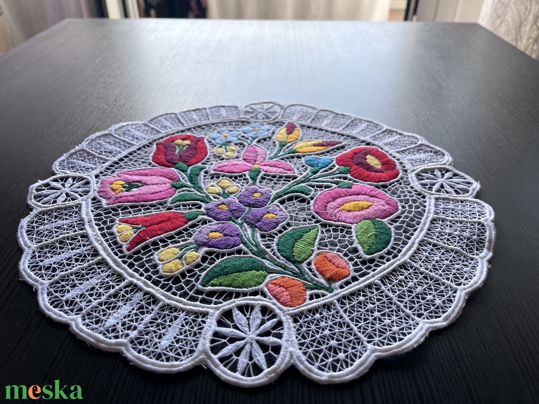 Kalocsai mintás riselt terítő - 29,5 x 28 cm - otthon & életmód - lakástextil - abrosz, terítő - díszterítő polcra, komódra - Meska.hu