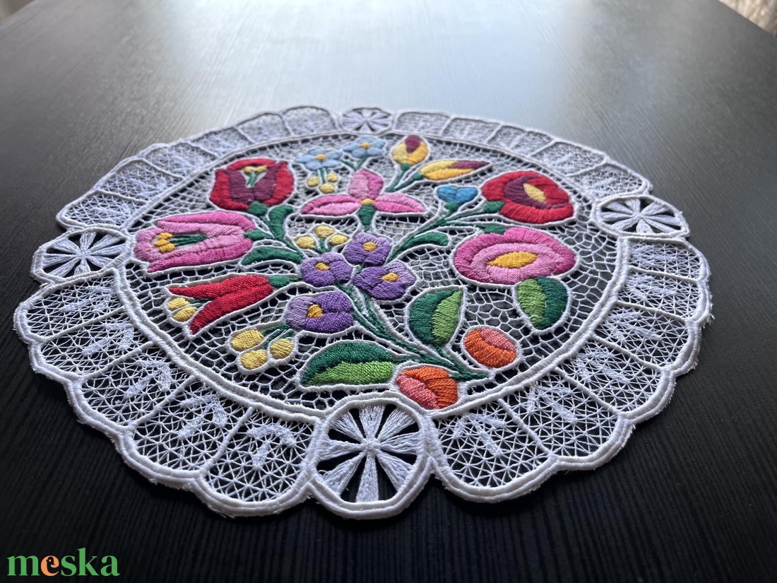 Kalocsai mintás riselt terítő - 29,5 x 28 cm - otthon & életmód - lakástextil - abrosz, terítő - díszterítő polcra, komódra - Meska.hu