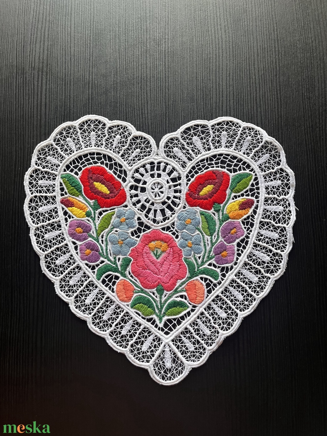 Szív alakú, kalocsai mintás riselt terítő - 23 cm x 23 cm - otthon & életmód - lakástextil - abrosz, terítő - díszterítő polcra, komódra - Meska.hu