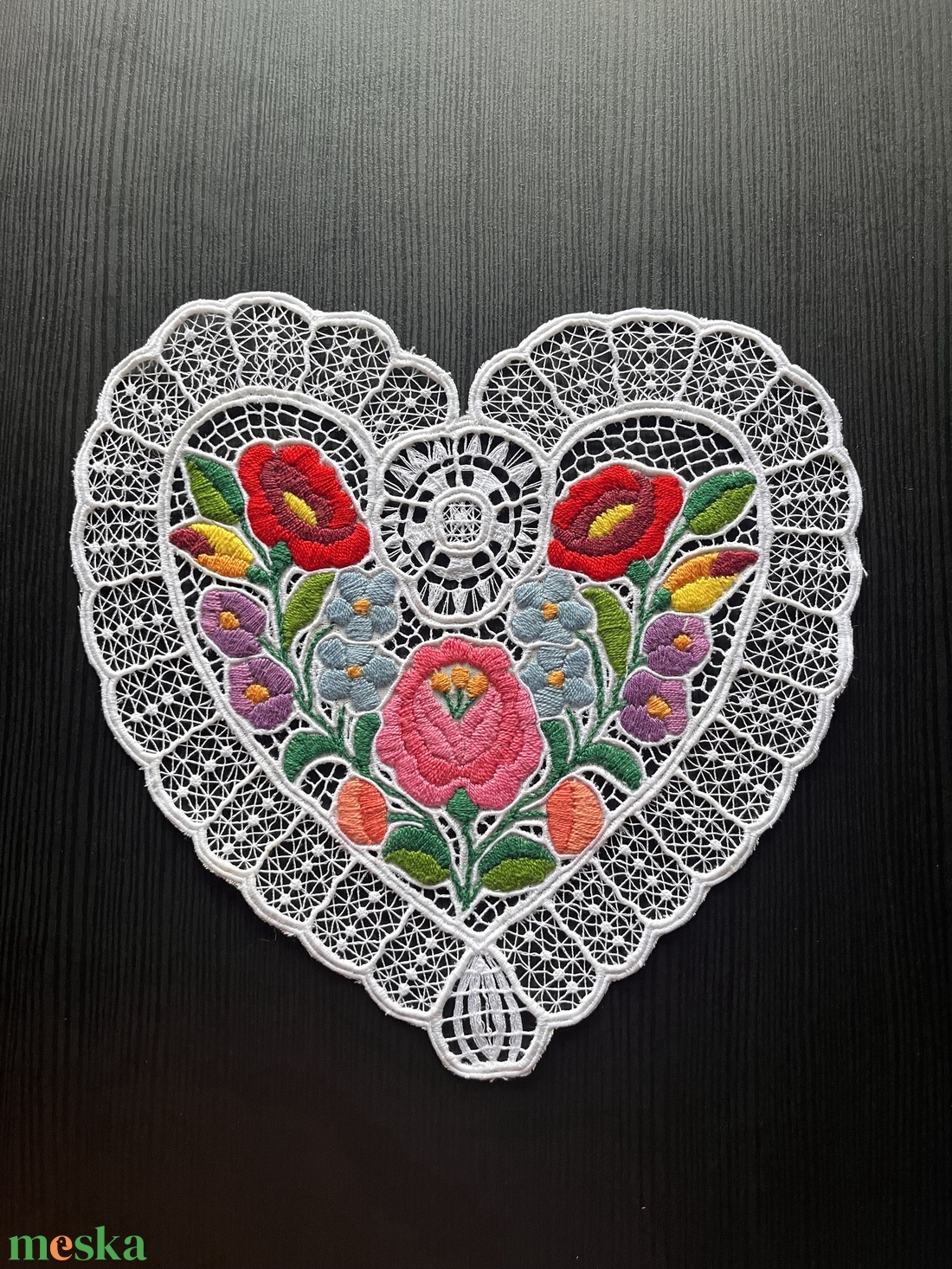 Szív alakú, kalocsai mintás riselt terítő - 23,5 cm x 23,5 cm - otthon & életmód - lakástextil - abrosz, terítő - díszterítő polcra, komódra - Meska.hu