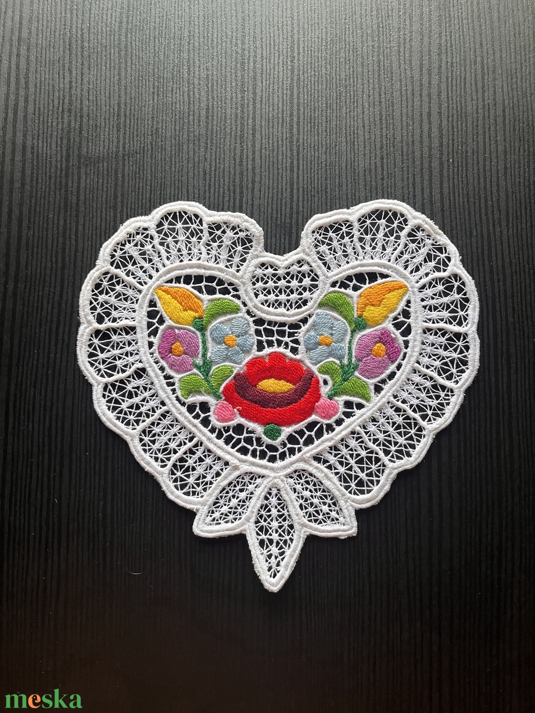Szív alakú, kalocsai mintás riselt terítő - 15,5 x 14,5 cm - otthon & életmód - lakástextil - abrosz, terítő - díszterítő polcra, komódra - Meska.hu