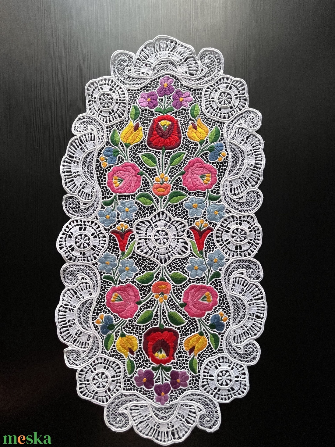 Kalocsai mintás riselt terítő, gazdag mintázattal - 67 cm x 33,5 cm - otthon & életmód - lakástextil - abrosz, terítő - díszterítő polcra, komódra - Meska.hu