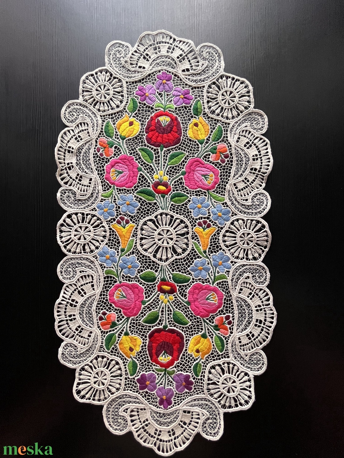 Kalocsai mintás riselt terítő, gazdag mintázattal, bézs színben - 67 cm x 34 cm - otthon & életmód - lakástextil - abrosz, terítő - díszterítő polcra, komódra - Meska.hu