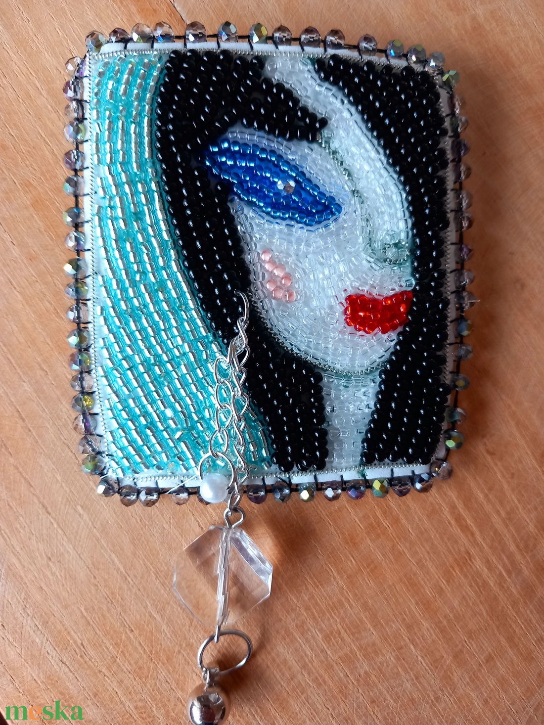 Gyöngyhímzett bross, női fej - ékszer - kitűző és bross - kitűző - Meska.hu Gyöngyhímzett bross, női fej - ékszer - kitűző és bross - kitűző - Meska.hu