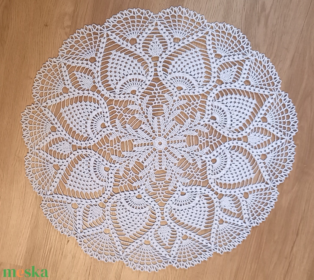 Kézzel horgolt halvány szürke csipke terítő - romantikus lakásdekor - otthon & életmód - lakástextil - abrosz, terítő - asztalközép terítő - Meska.hu