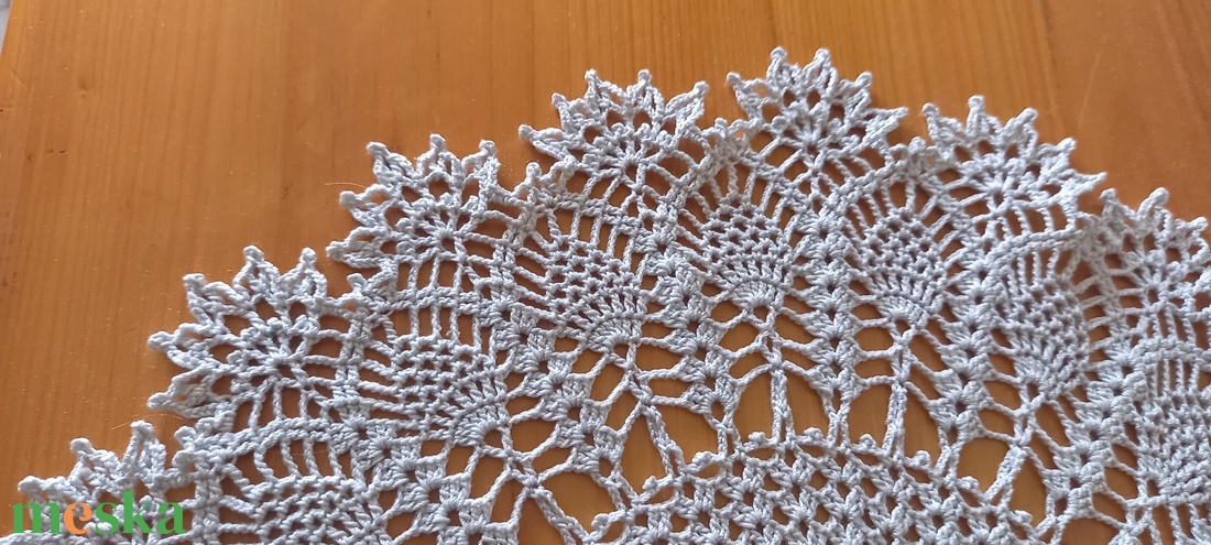 Kézzel horgolt halvány szürke csipke terítő - romantikus lakásdekor - otthon & életmód - lakástextil - abrosz, terítő - asztalközép terítő - Meska.hu