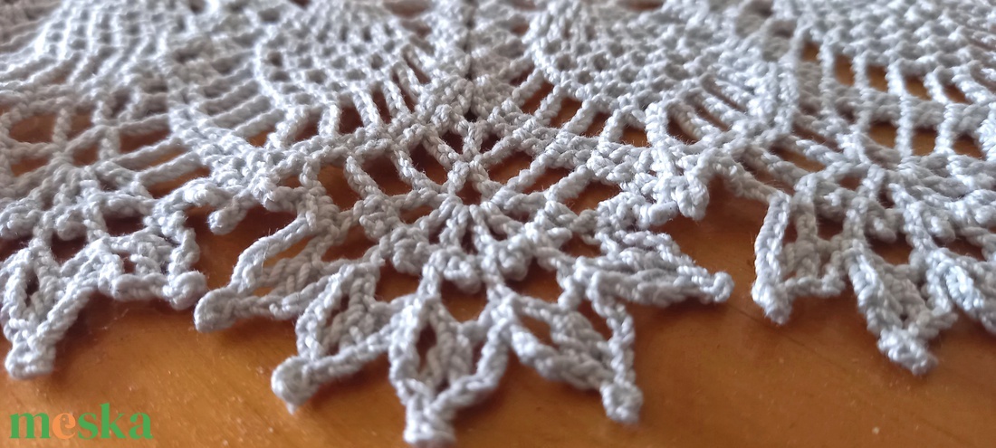 Kézzel horgolt halvány szürke csipke terítő - romantikus lakásdekor - otthon & életmód - lakástextil - abrosz, terítő - asztalközép terítő - Meska.hu