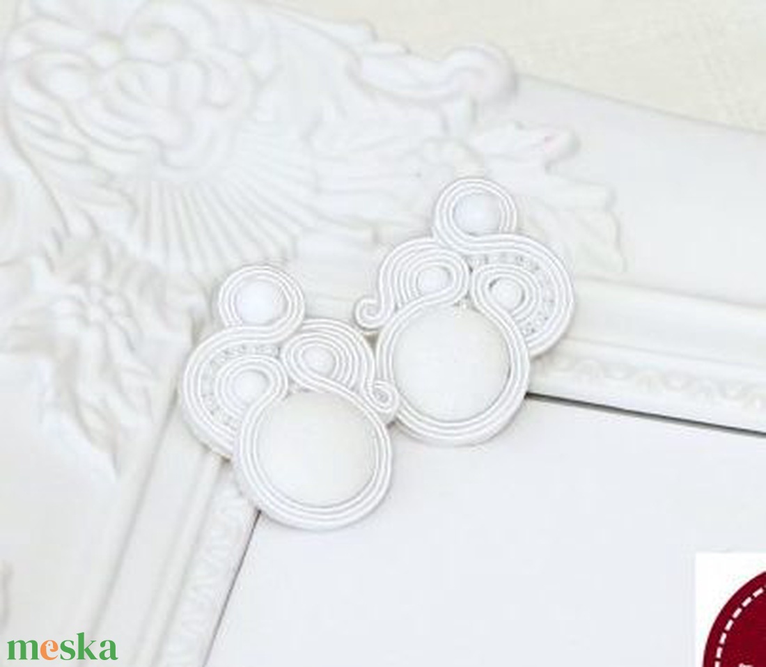 Fehér menyasszonyi bedugós sujtás fülbevaló - ékszer - fülbevaló - pötty fülbevaló - Meska.hu Fehér menyasszonyi bedugós sujtás fülbevaló - ékszer - fülbevaló - pötty fülbevaló - Meska.hu