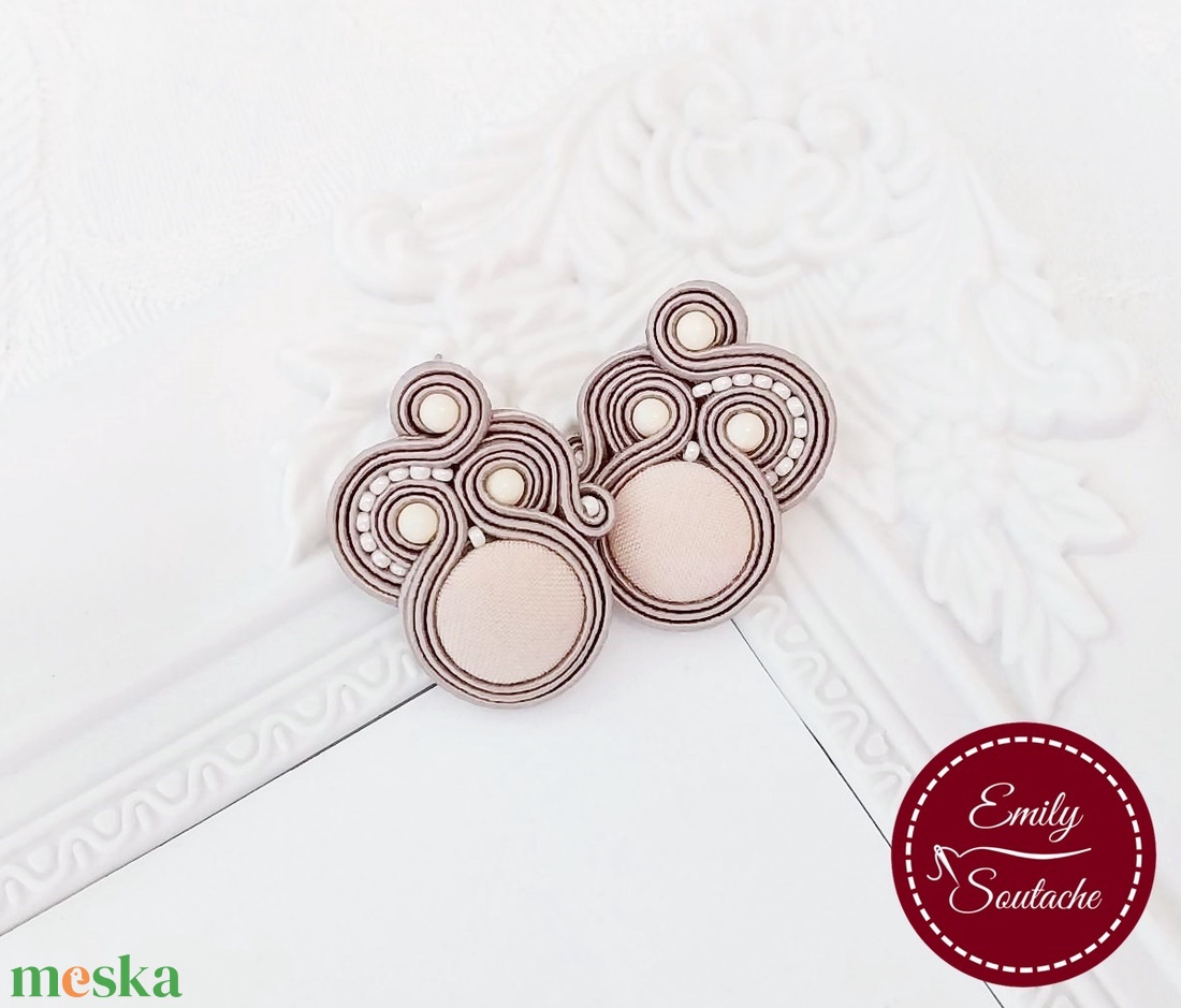 Beszúrós beige sujtás fülbevaló textilgombbal - ékszer - fülbevaló - pötty fülbevaló - Meska.hu Beszúrós beige sujtás fülbevaló textilgombbal - ékszer - fülbevaló - pötty fülbevaló - Meska.hu