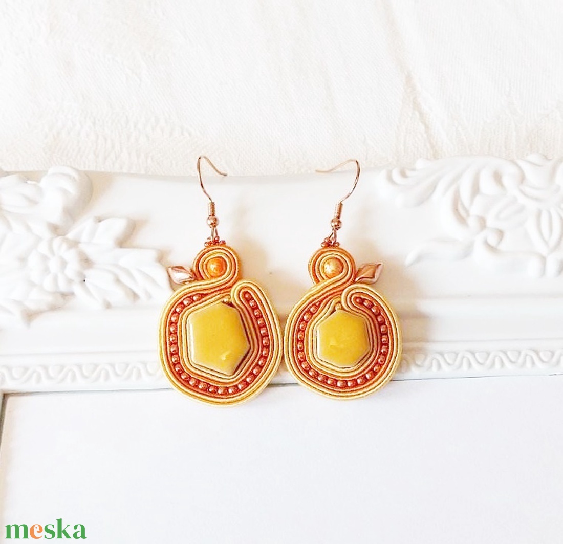 Sujtás fülbevaló aranysárga égetett kerámiával - ékszer - fülbevaló - lógós kerek fülbevaló - Meska.hu