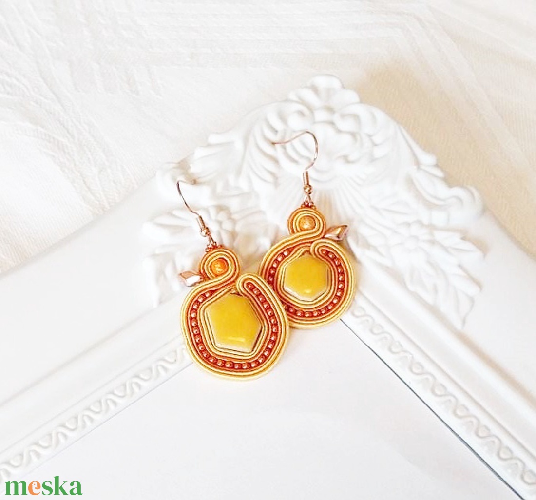 Sujtás fülbevaló aranysárga égetett kerámiával - ékszer - fülbevaló - lógós kerek fülbevaló - Meska.hu