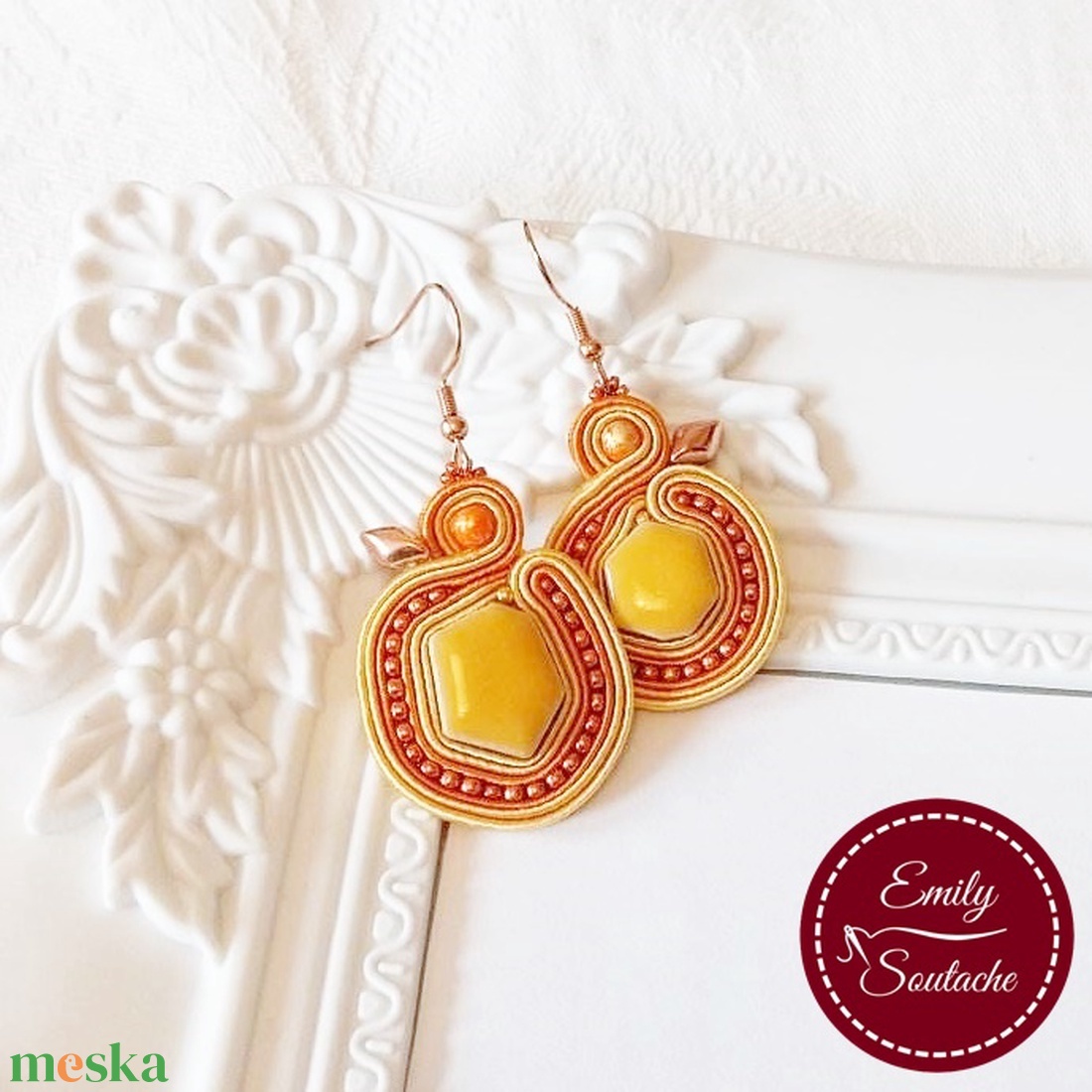 Sujtás fülbevaló aranysárga égetett kerámiával - ékszer - fülbevaló - lógós kerek fülbevaló - Meska.hu