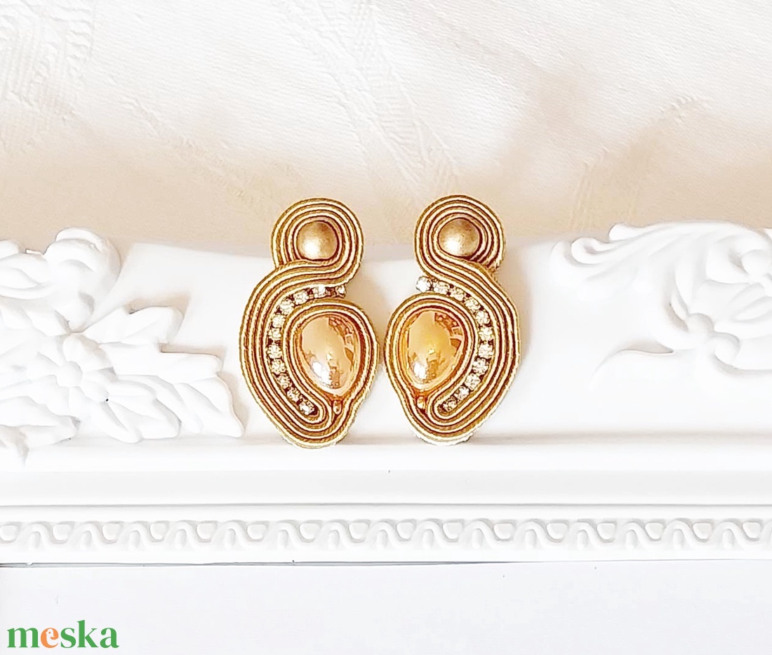 Arany porcelán sujtás fülbevaló - ékszer - fülbevaló - klipsz - Meska.hu