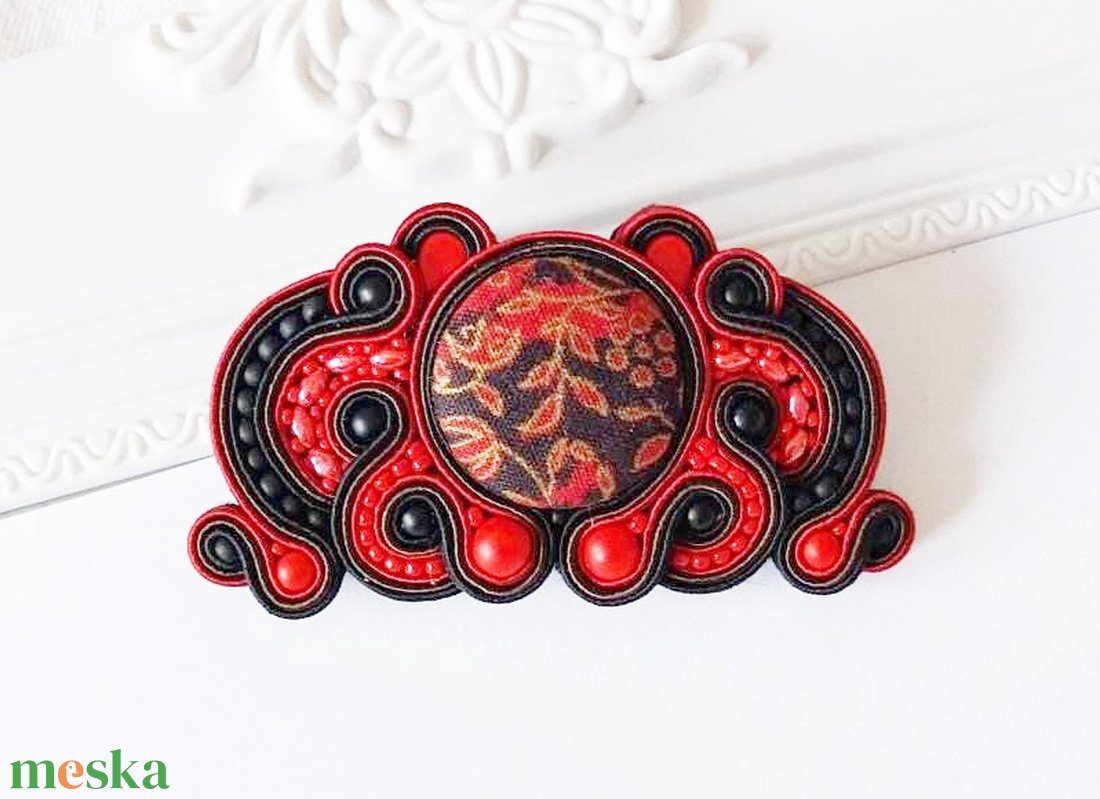 Virágos mintájú különleges sujtás hajcsat piros fekete - ruha & divat - hajdísz & hajcsat - hajdísz - Meska.hu