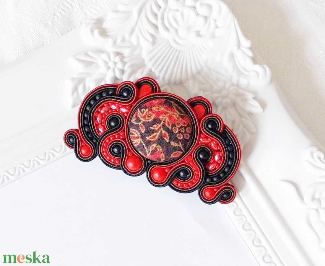 Virágos mintájú különleges sujtás hajcsat piros fekete - ruha & divat - hajdísz & hajcsat - hajdísz - Meska.hu