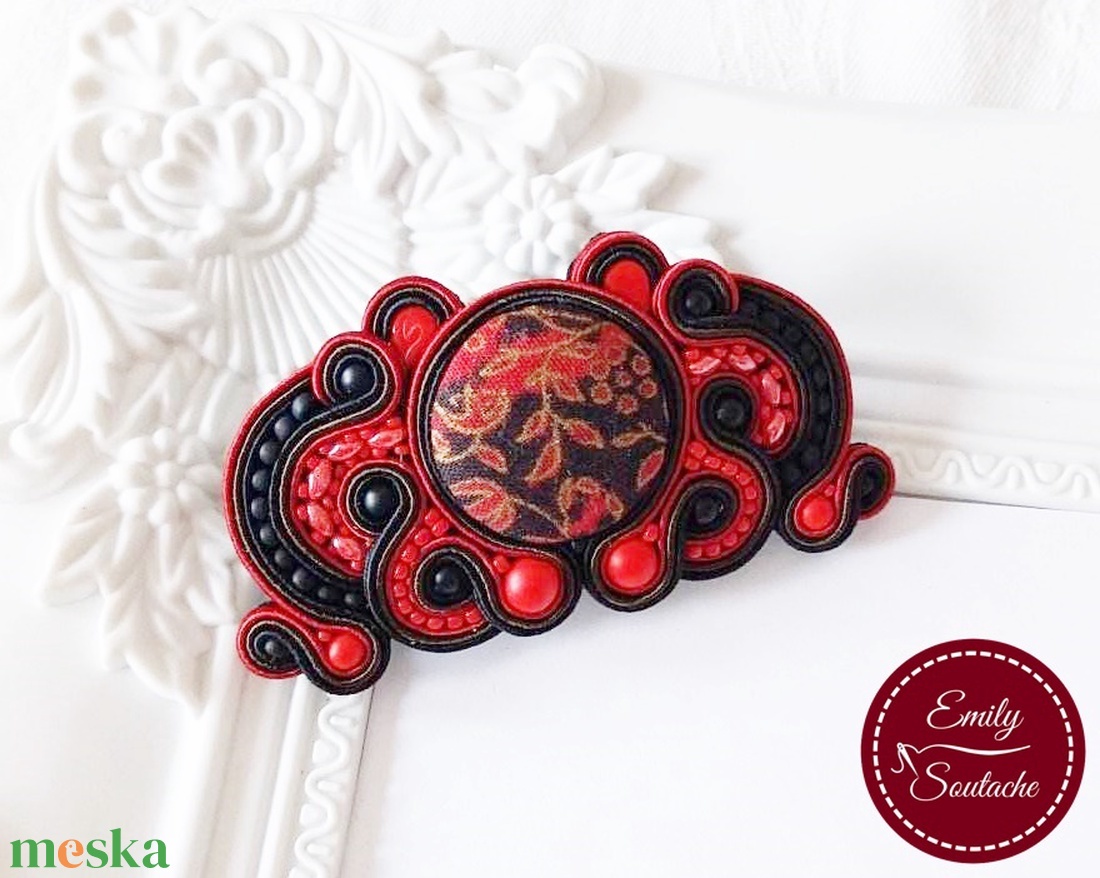 Virágos mintájú különleges sujtás hajcsat piros fekete - ruha & divat - hajdísz & hajcsat - hajdísz - Meska.hu