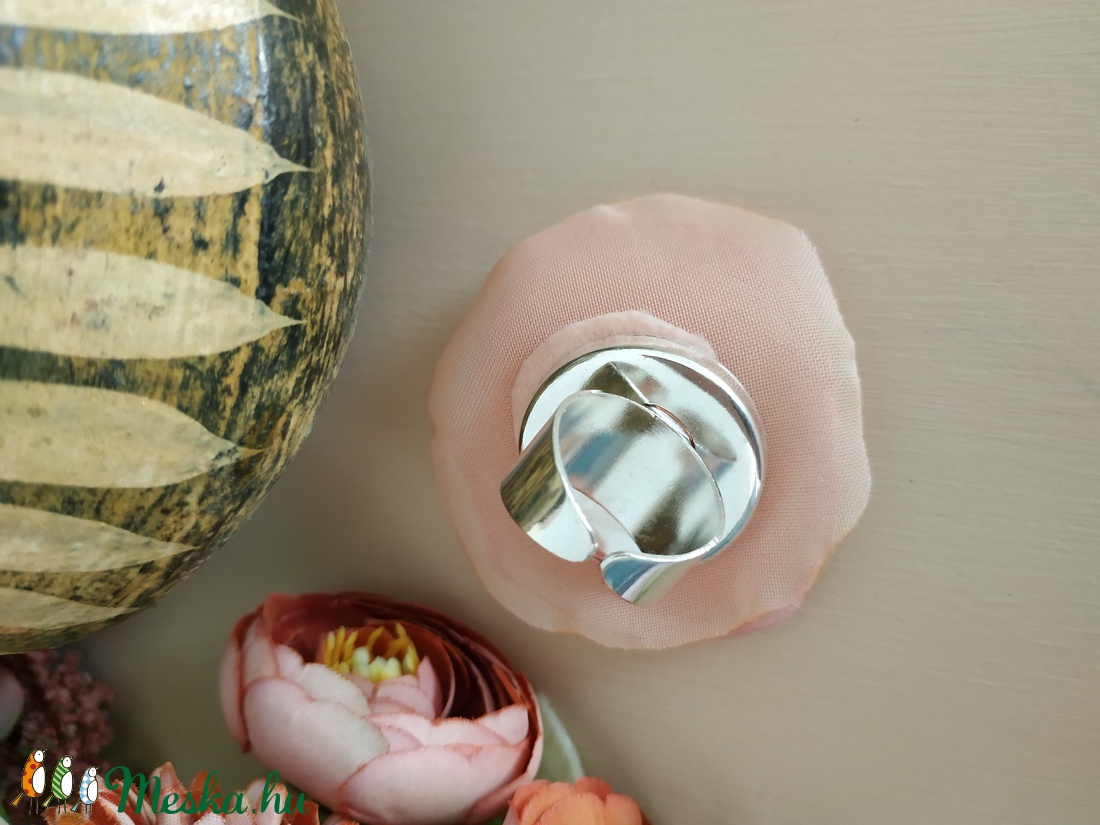 Szatén rózsaszín barack állítható gyűrű - ékszer - gyűrű - gyöngyös gyűrű - Meska.hu