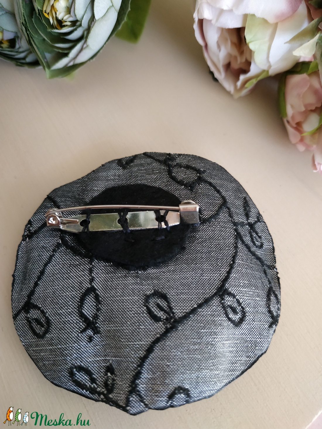 Kék ezüst szaténvirág bross - ékszer - kitűző és bross - kitűző - Meska.hu Kék ezüst szaténvirág bross - ékszer - kitűző és bross - kitűző - Meska.hu