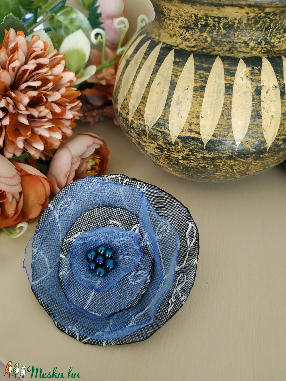 Kék ezüst szaténvirág bross - ékszer - kitűző és bross - kitűző - Meska.hu Kék ezüst szaténvirág bross - ékszer - kitűző és bross - kitűző - Meska.hu