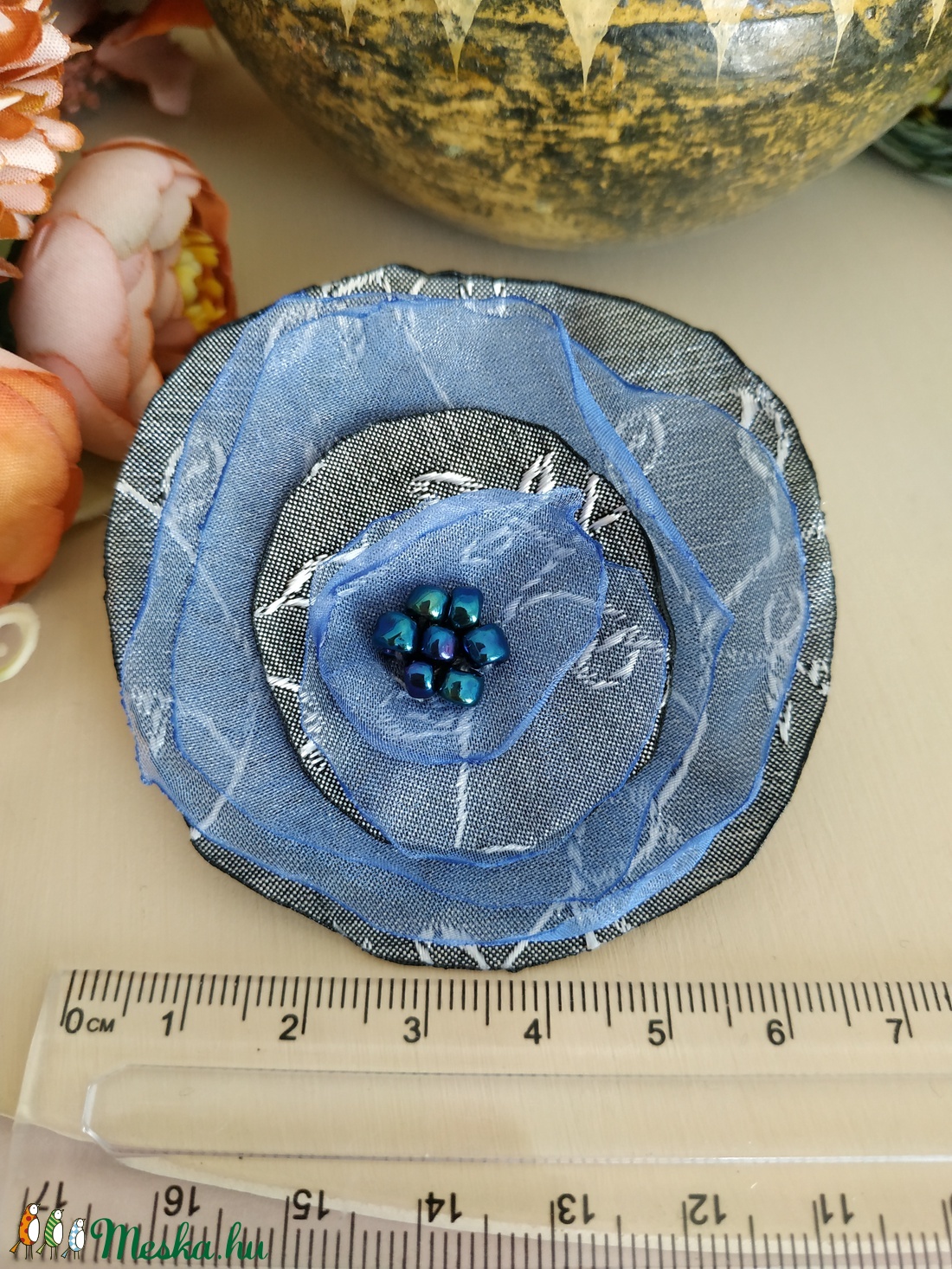 Kék ezüst szaténvirág bross - ékszer - kitűző és bross - kitűző - Meska.hu Kék ezüst szaténvirág bross - ékszer - kitűző és bross - kitűző - Meska.hu