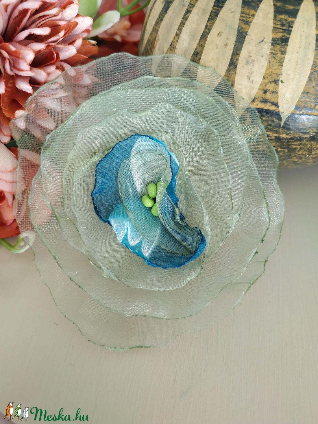 Zöld fuvallat szaténvirág bross - ékszer - kitűző és bross - kitűző - Meska.hu Zöld fuvallat szaténvirág bross - ékszer - kitűző és bross - kitűző - Meska.hu