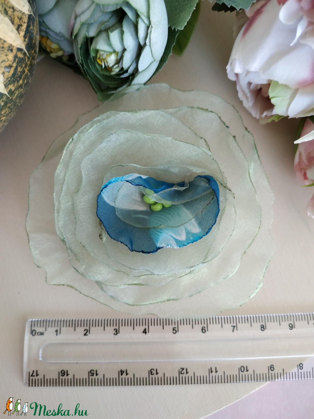 Zöld fuvallat szaténvirág bross - ékszer - kitűző és bross - kitűző - Meska.hu Zöld fuvallat szaténvirág bross - ékszer - kitűző és bross - kitűző - Meska.hu