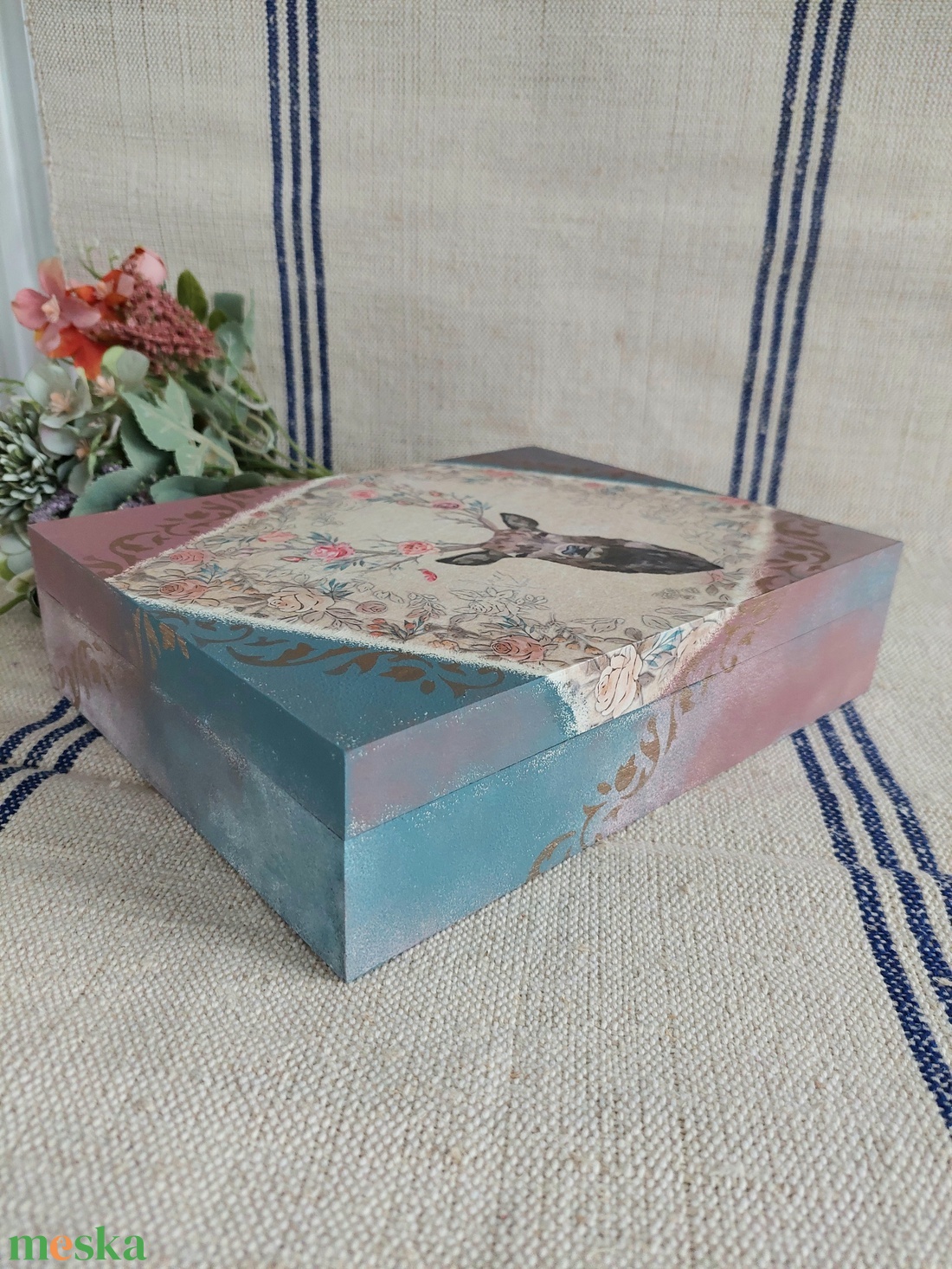 Vintage stílusú karácsonyi macaronos doboz szarvassal- díszdoboz - lila - kék-arany  szín - otthon & életmód - lakástextil - varrókellék - Meska.hu