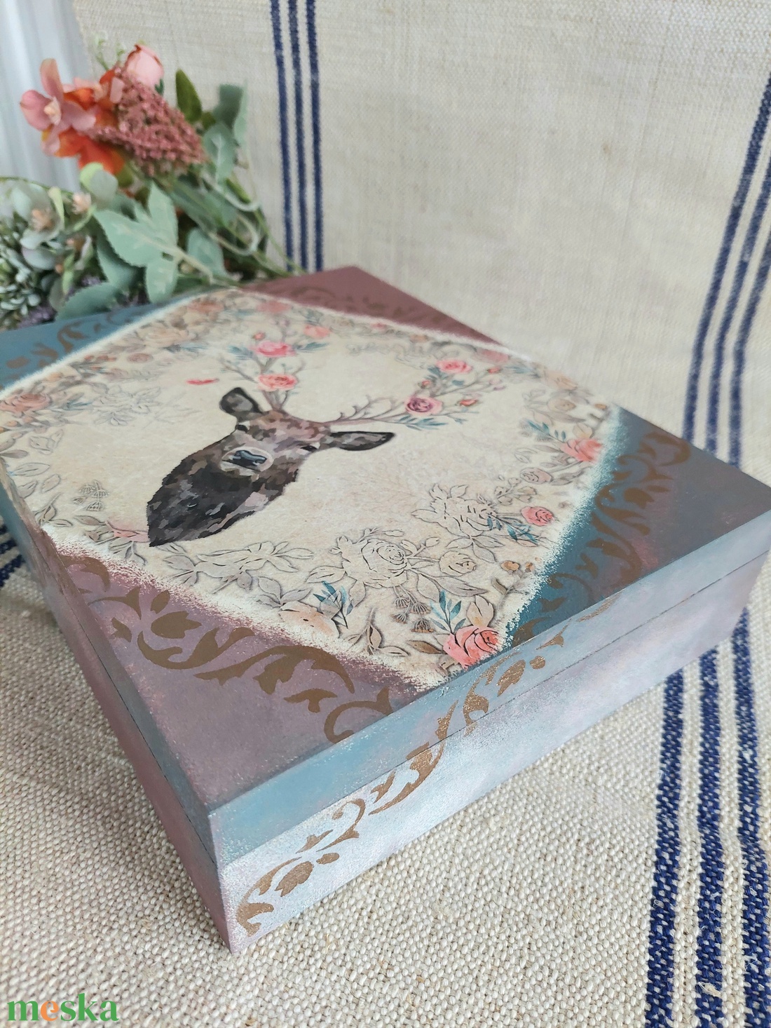 Vintage stílusú karácsonyi macaronos doboz szarvassal- díszdoboz - lila - kék-arany  szín - otthon & életmód - lakástextil - varrókellék - Meska.hu