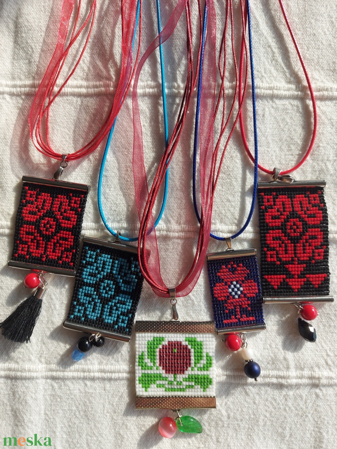 Tűszövött medálok rövid lánccal - ékszer - nyaklánc - medál - Meska.hu Tűszövött medálok rövid lánccal - ékszer - nyaklánc - medál - Meska.hu